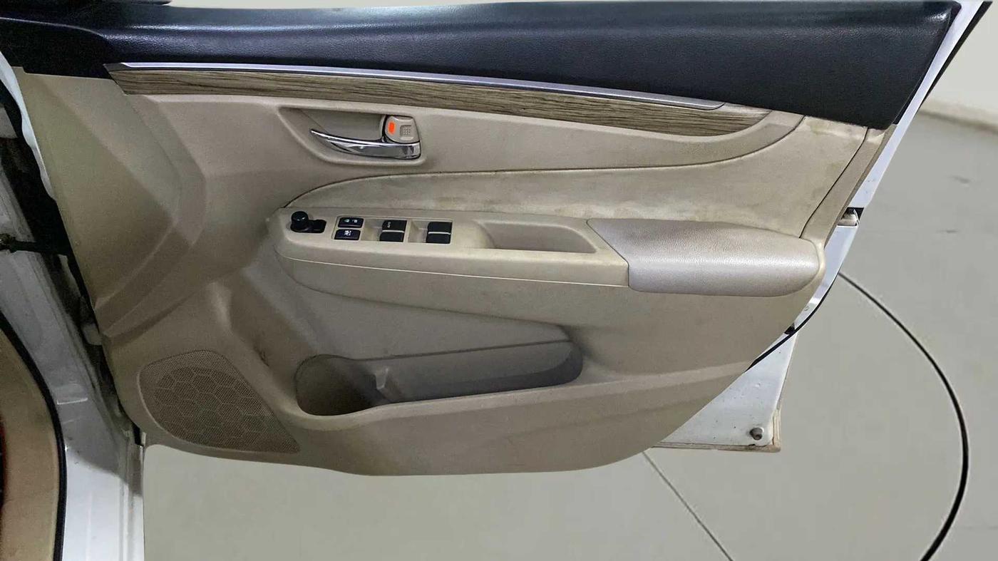 2018 Maruti Ciaz ZETA 1.5 SHVS MT PETROL, Petrol, Manual, 72,634 km, Driver Side Door Panels Control