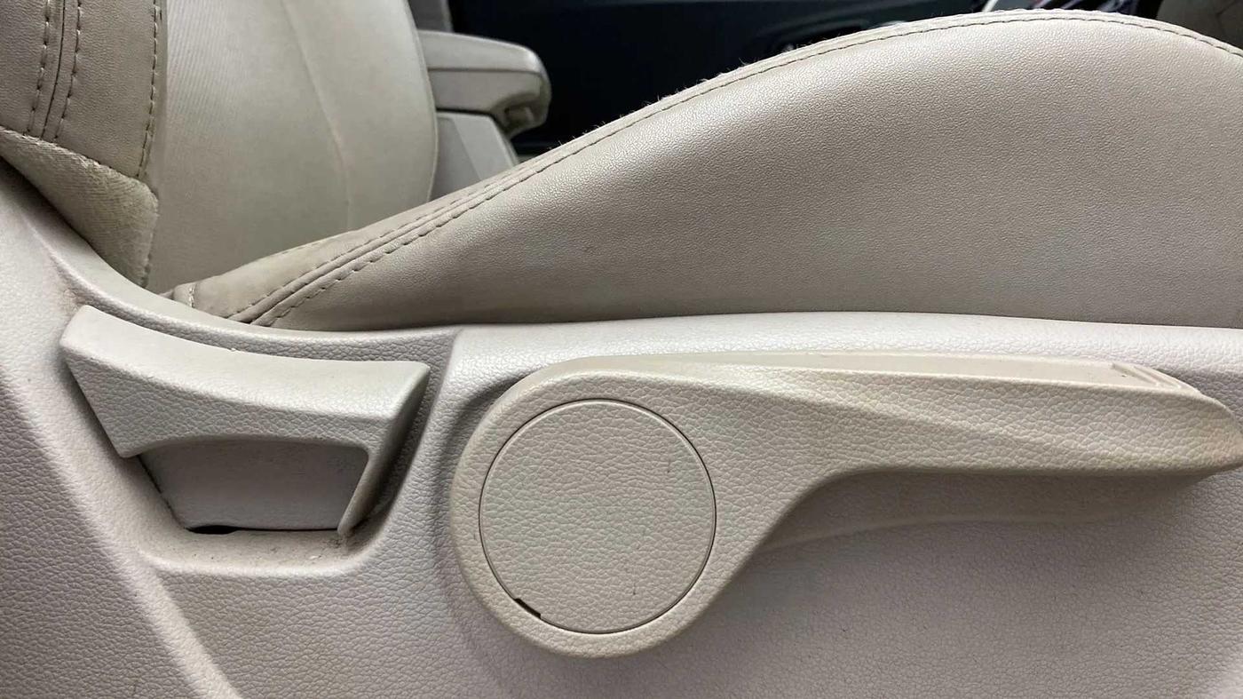 2020 Mahindra XUV300 W8 (O) 1.2 PETROL, Petrol, Manual, 59,575 km, Driver Side Adjustment Panel