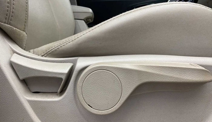 2020 Mahindra XUV300 W8 (O) 1.2 PETROL, Petrol, Manual, 59,575 km, Driver Side Adjustment Panel