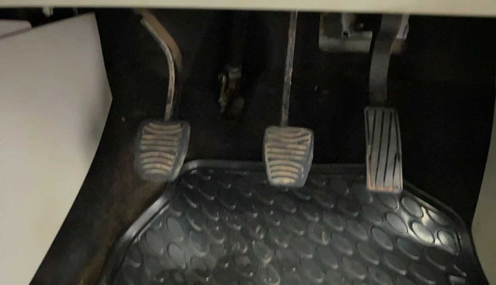 2020 Mahindra XUV300 W8 (O) 1.2 PETROL, Petrol, Manual, 59,575 km, Pedals