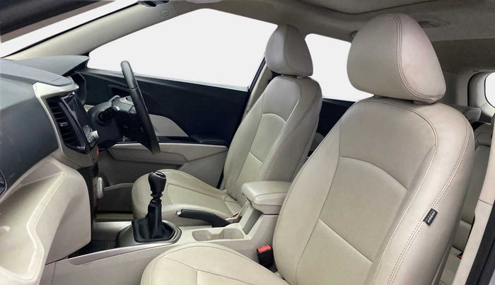 2020 Mahindra XUV300 W8 (O) 1.2 PETROL, Petrol, Manual, 59,575 km, Right Side Front Door Cabin