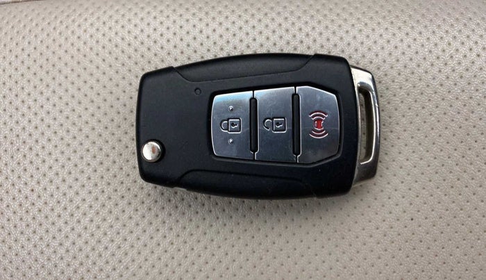 2020 Mahindra XUV300 W8 (O) 1.2 PETROL, Petrol, Manual, 59,575 km, Key Close Up