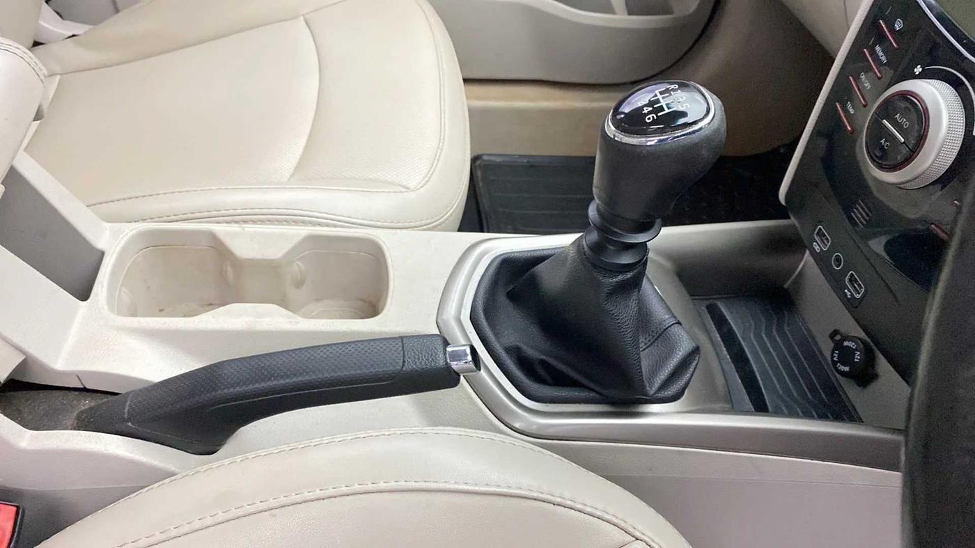 2020 Mahindra XUV300 W8 (O) 1.2 PETROL, Petrol, Manual, 59,575 km, Gear Lever