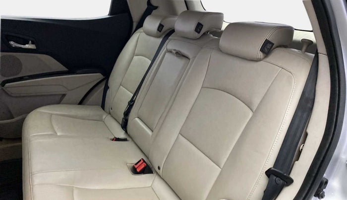 2020 Mahindra XUV300 W8 (O) 1.2 PETROL, Petrol, Manual, 59,575 km, Right Side Rear Door Cabin