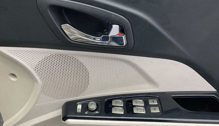2020 Mahindra XUV300 W8 (O) 1.2 PETROL, Petrol, Manual, 59,575 km, Driver Side Door Panels Control