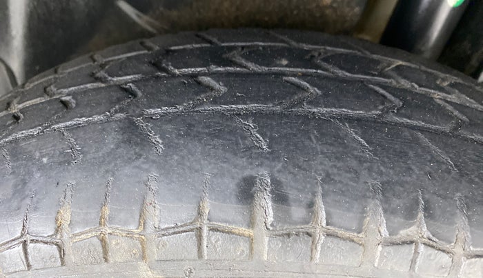 2013 Maruti Swift Dzire VXI, CNG, Manual, 95,660 km, Left Rear Tyre Tread