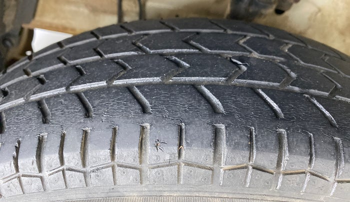 2013 Maruti Swift Dzire VXI, CNG, Manual, 95,660 km, Left Front Tyre Tread
