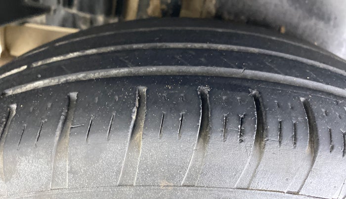 2013 Maruti Swift Dzire VXI, CNG, Manual, 95,660 km, Right Rear Tyre Tread