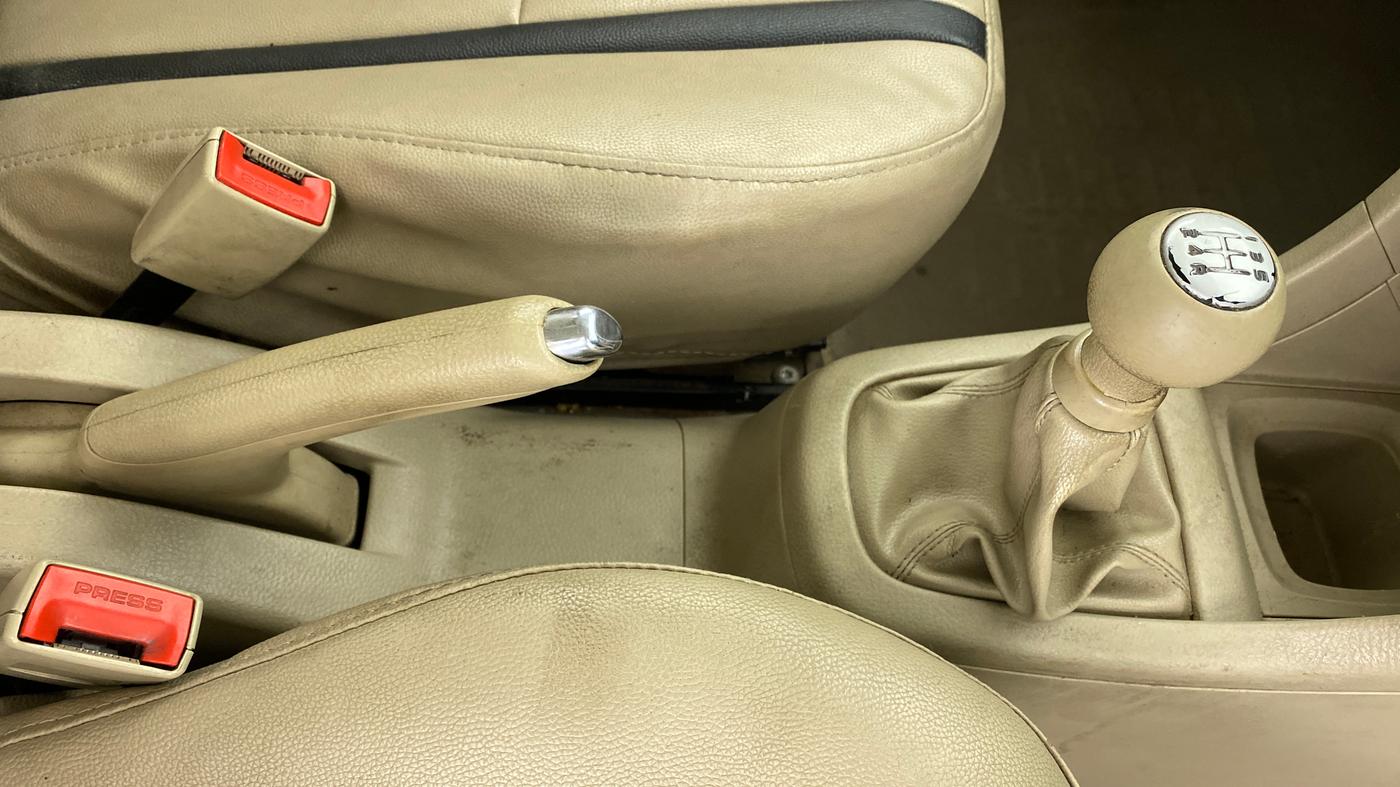2013 Maruti Swift Dzire VXI, CNG, Manual, 95,660 km, Gear Lever