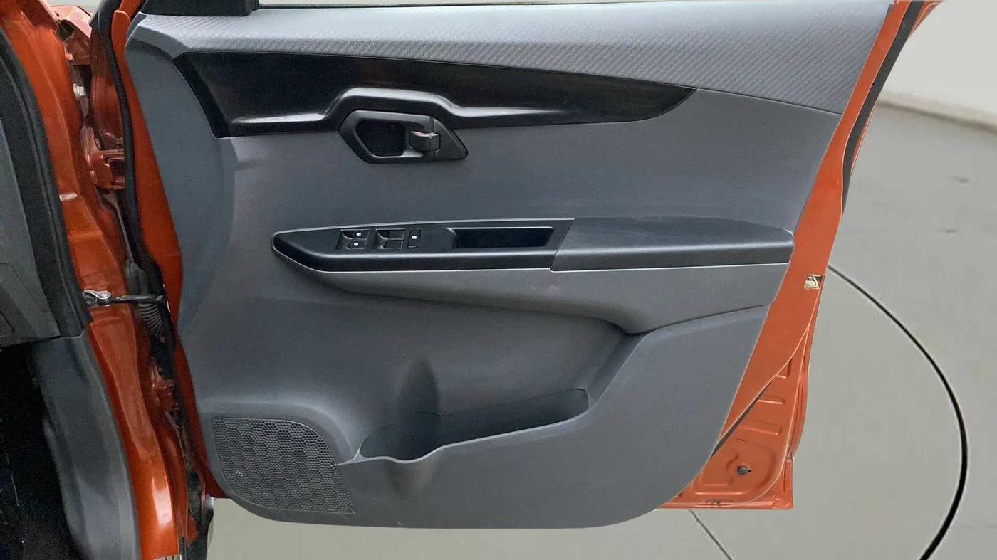 2017 Mahindra KUV 100 NXT K4+ P 6 STR, Petrol, Manual, 21,144 km, Driver Side Door Panels Control