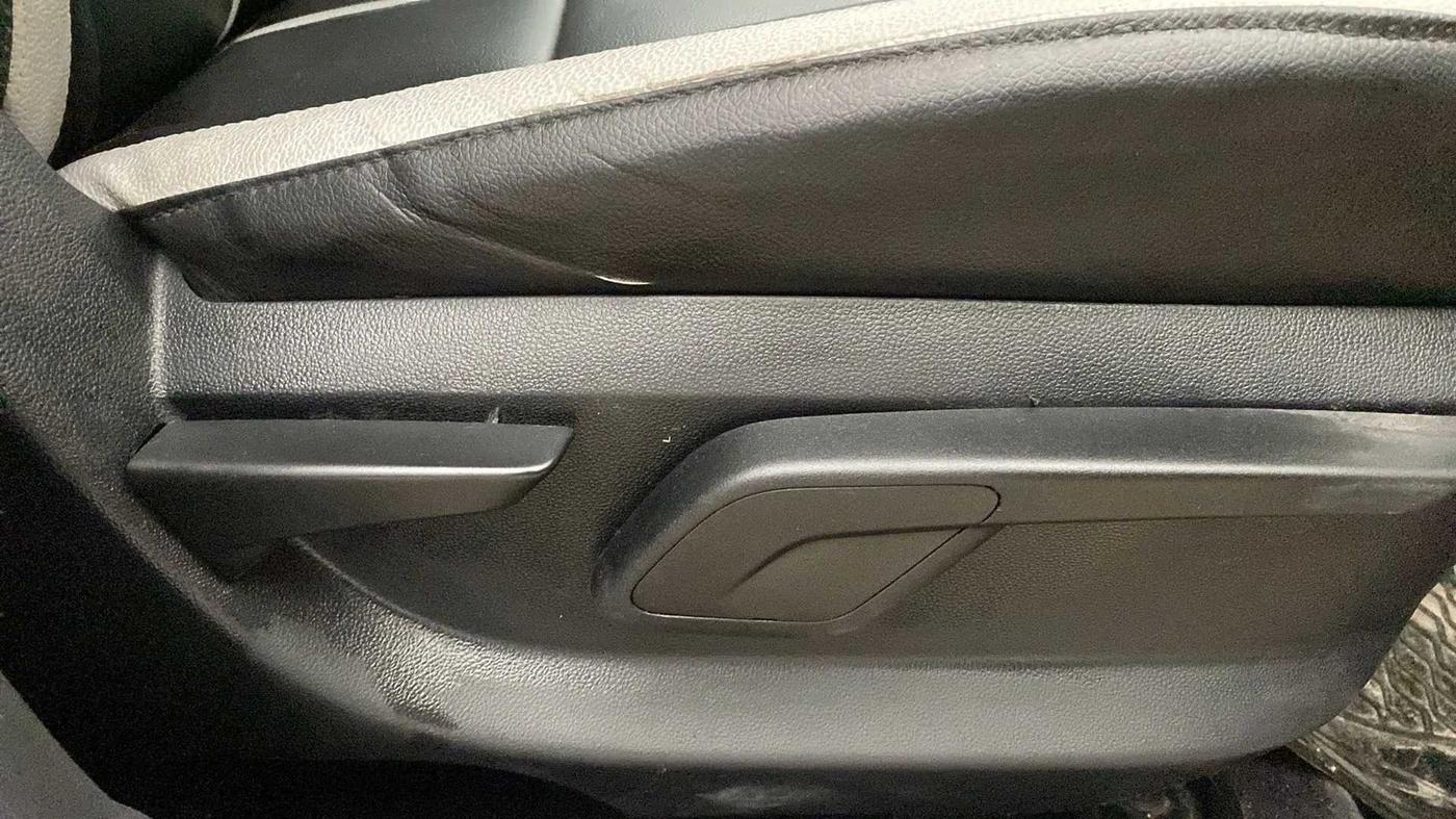 2017 Mahindra KUV 100 NXT K4+ P 6 STR, Petrol, Manual, 21,144 km, Driver Side Adjustment Panel
