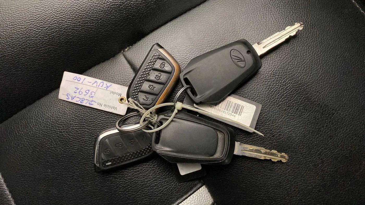 2017 Mahindra KUV 100 NXT K4+ P 6 STR, Petrol, Manual, 21,144 km, Key Close Up