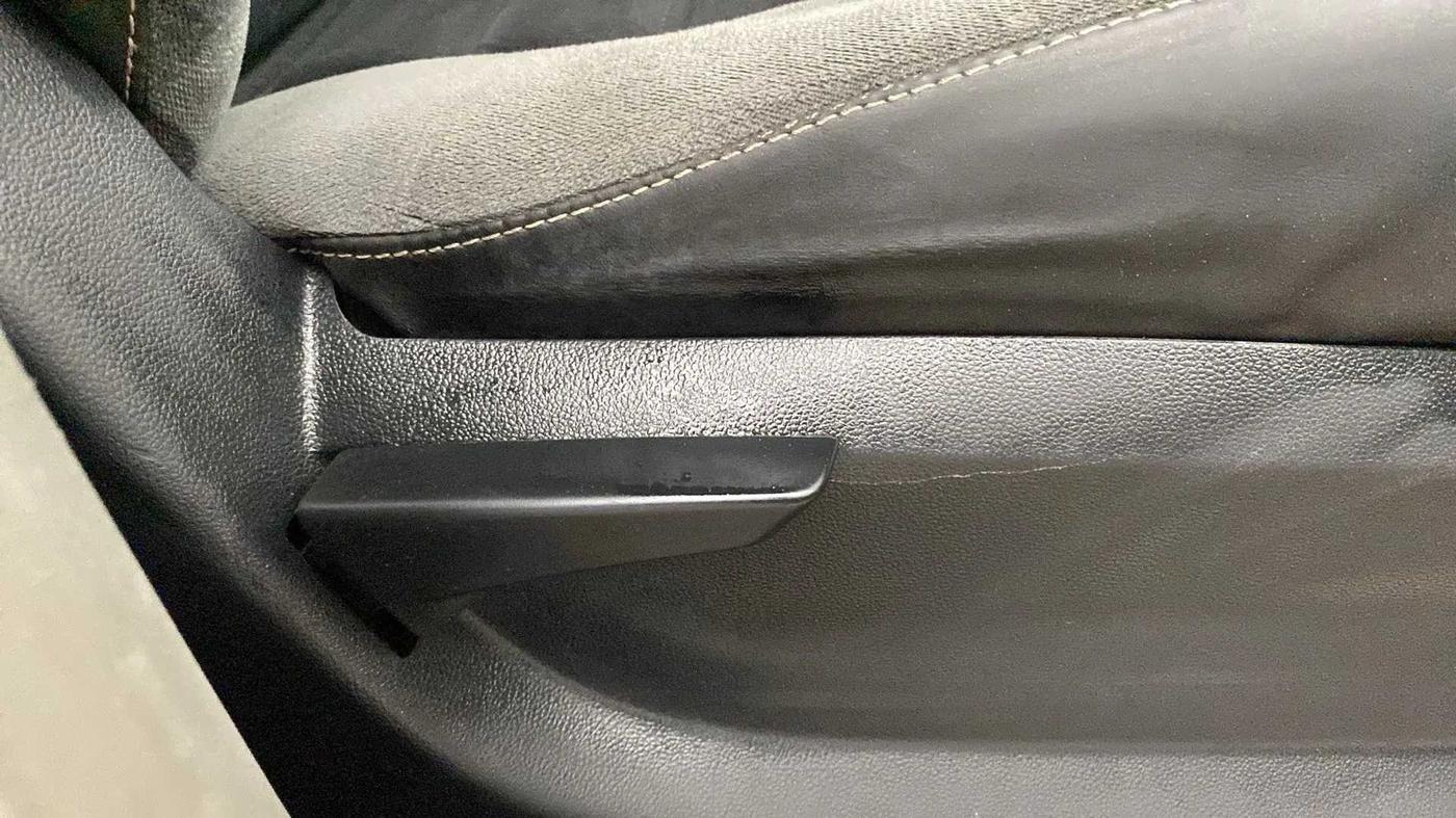 2016 Mahindra Kuv100 K4 6 STR, Petrol, Manual, 27,368 km, Driver Side Adjustment Panel