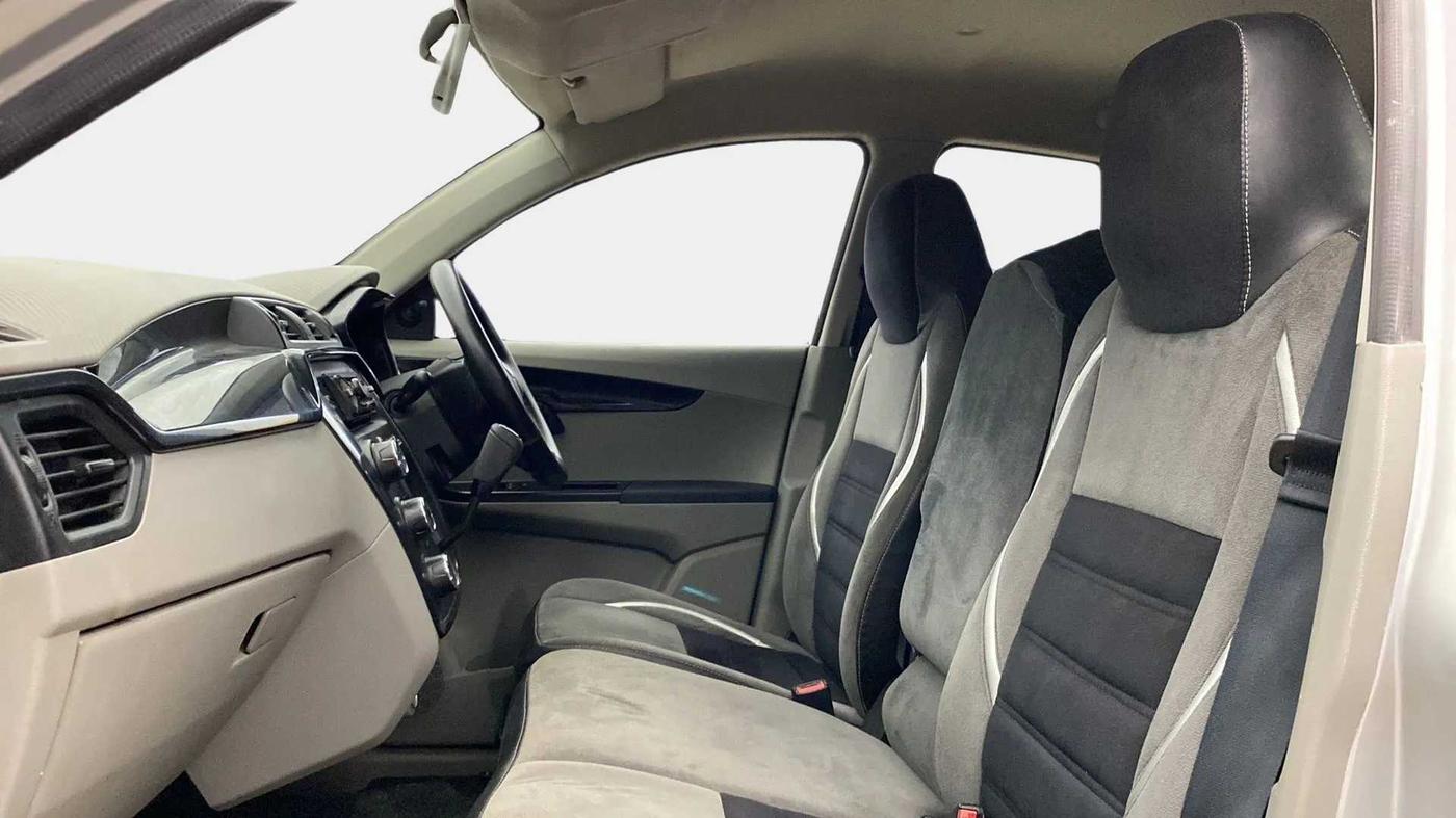 2016 Mahindra Kuv100 K4 6 STR, Petrol, Manual, 27,368 km, Right Side Front Door Cabin