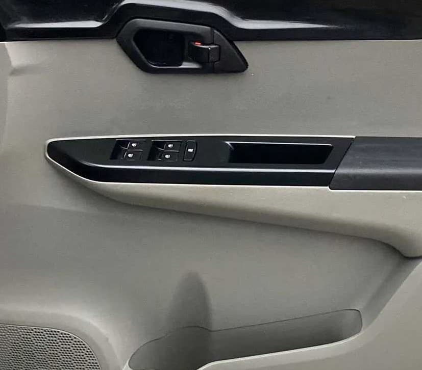 2016 Mahindra Kuv100 K4 6 STR, Petrol, Manual, 27,368 km, Driver Side Door Panels Control