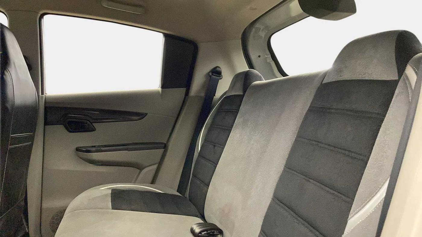 2016 Mahindra Kuv100 K4 6 STR, Petrol, Manual, 27,368 km, Right Side Rear Door Cabin