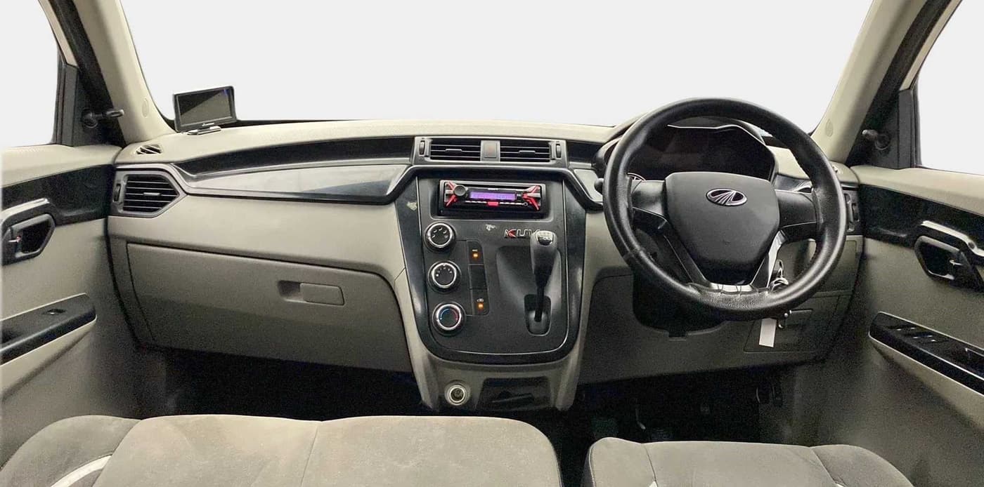 2016 Mahindra Kuv100 K4 6 STR, Petrol, Manual, 27,368 km, Dashboard