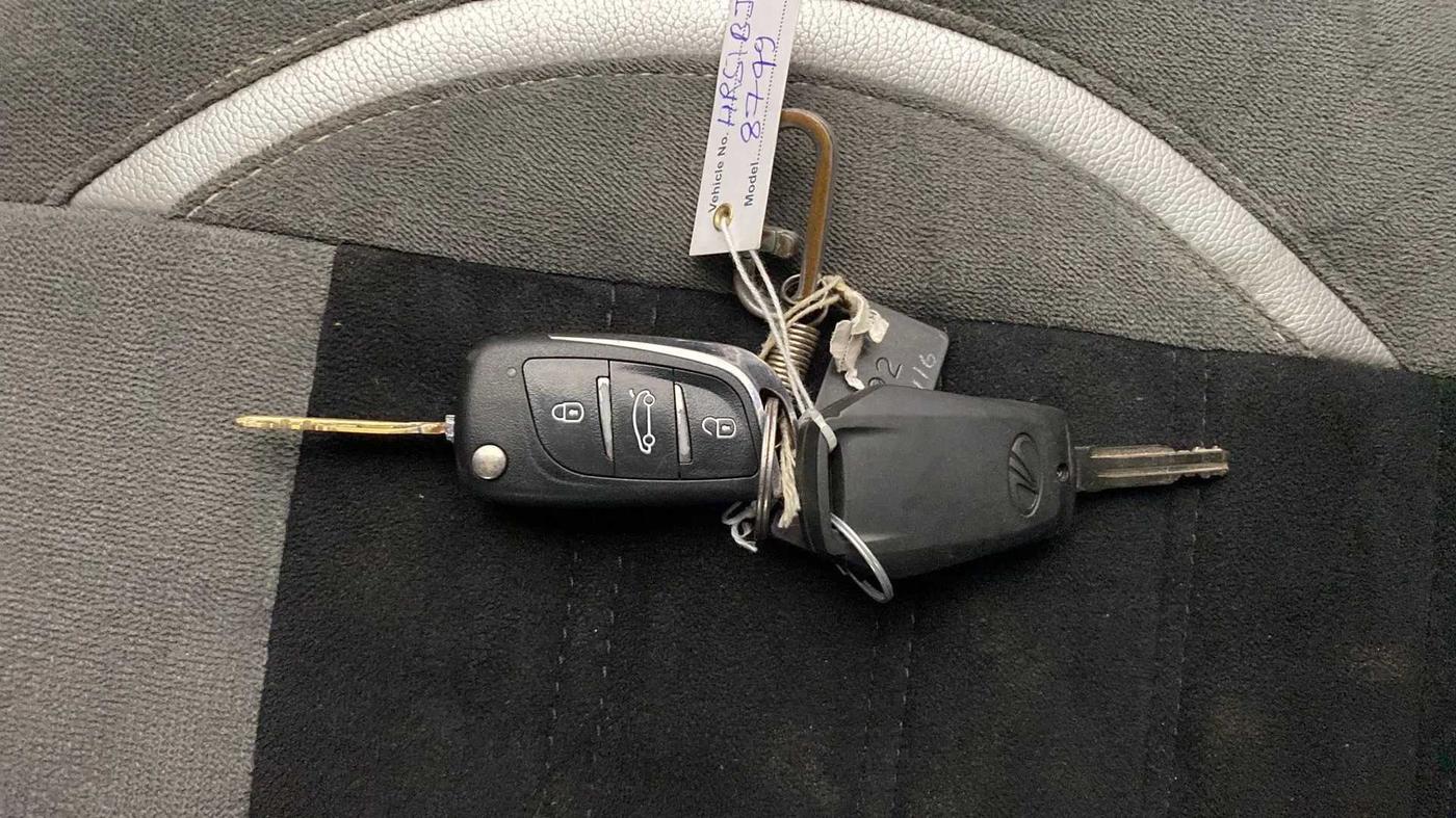 2016 Mahindra Kuv100 K4 6 STR, Petrol, Manual, 27,368 km, Key Close Up
