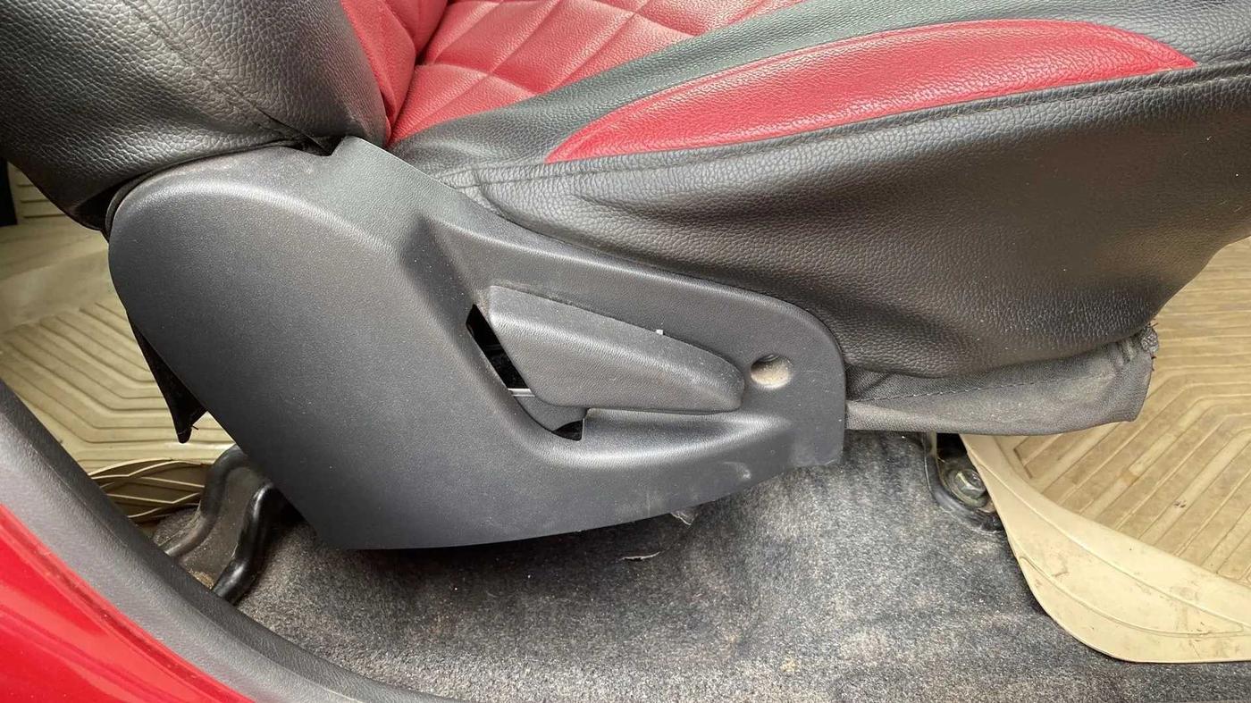 2018 Datsun Go Plus T, Petrol, Manual, 10,425 km, Driver Side Adjustment Panel