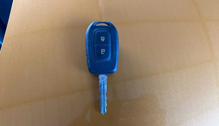 2022 Renault TRIBER RXL MT, Petrol, Manual, 39,834 km, Key Close Up