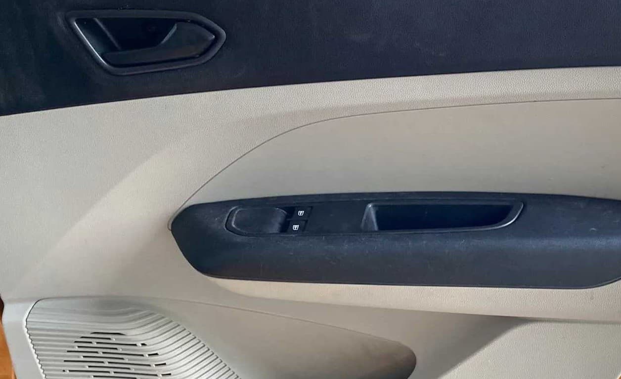 2022 Renault TRIBER RXL MT, Petrol, Manual, 39,834 km, Driver Side Door Panels Control