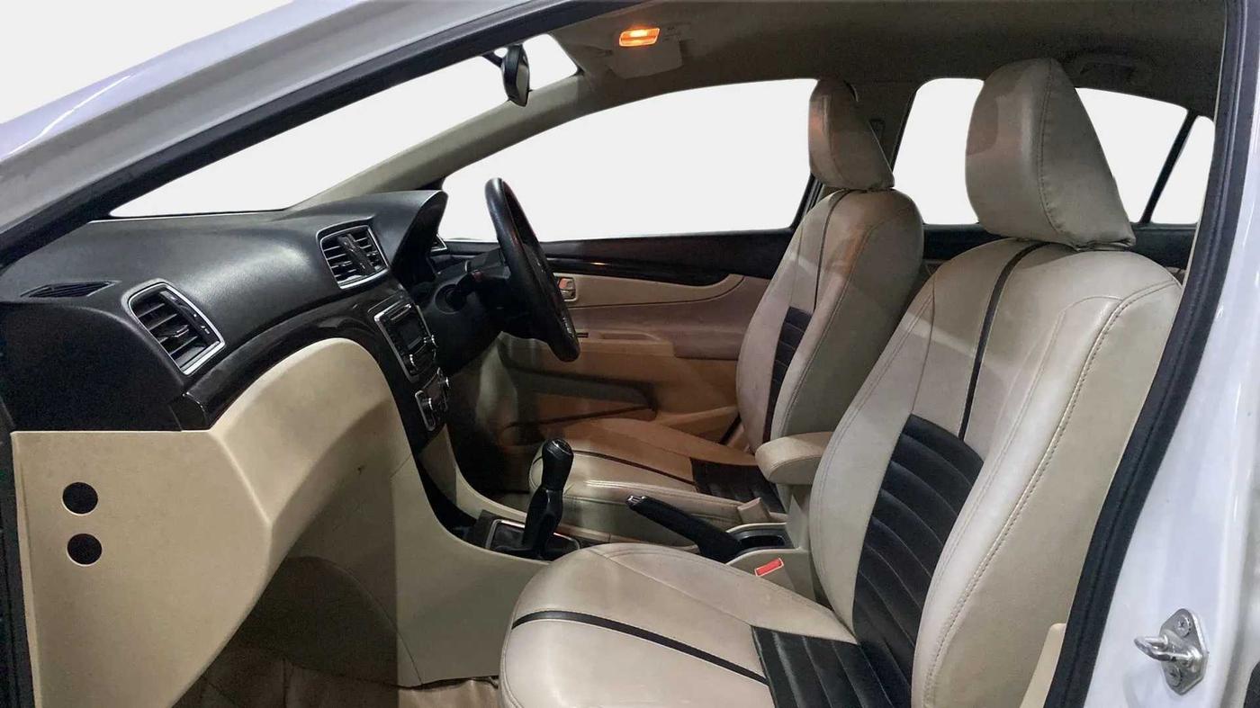 2015 Maruti Ciaz VXI+, Petrol, Manual, 63,184 km, Right Side Front Door Cabin