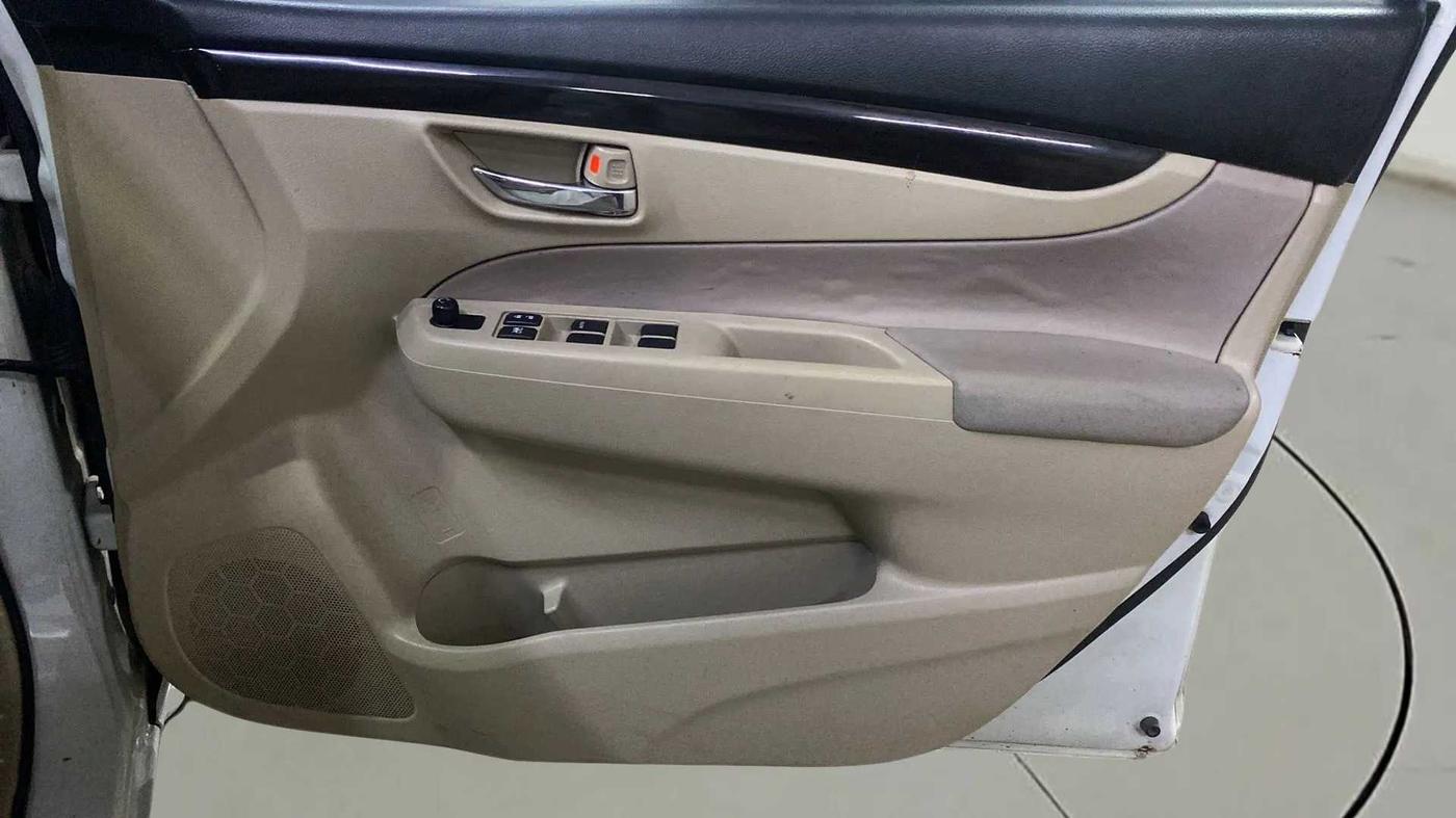 2015 Maruti Ciaz VXI+, Petrol, Manual, 63,184 km, Driver Side Door Panels Control