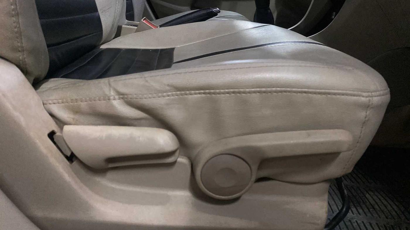 2015 Maruti Ciaz VXI+, Petrol, Manual, 63,184 km, Driver Side Adjustment Panel