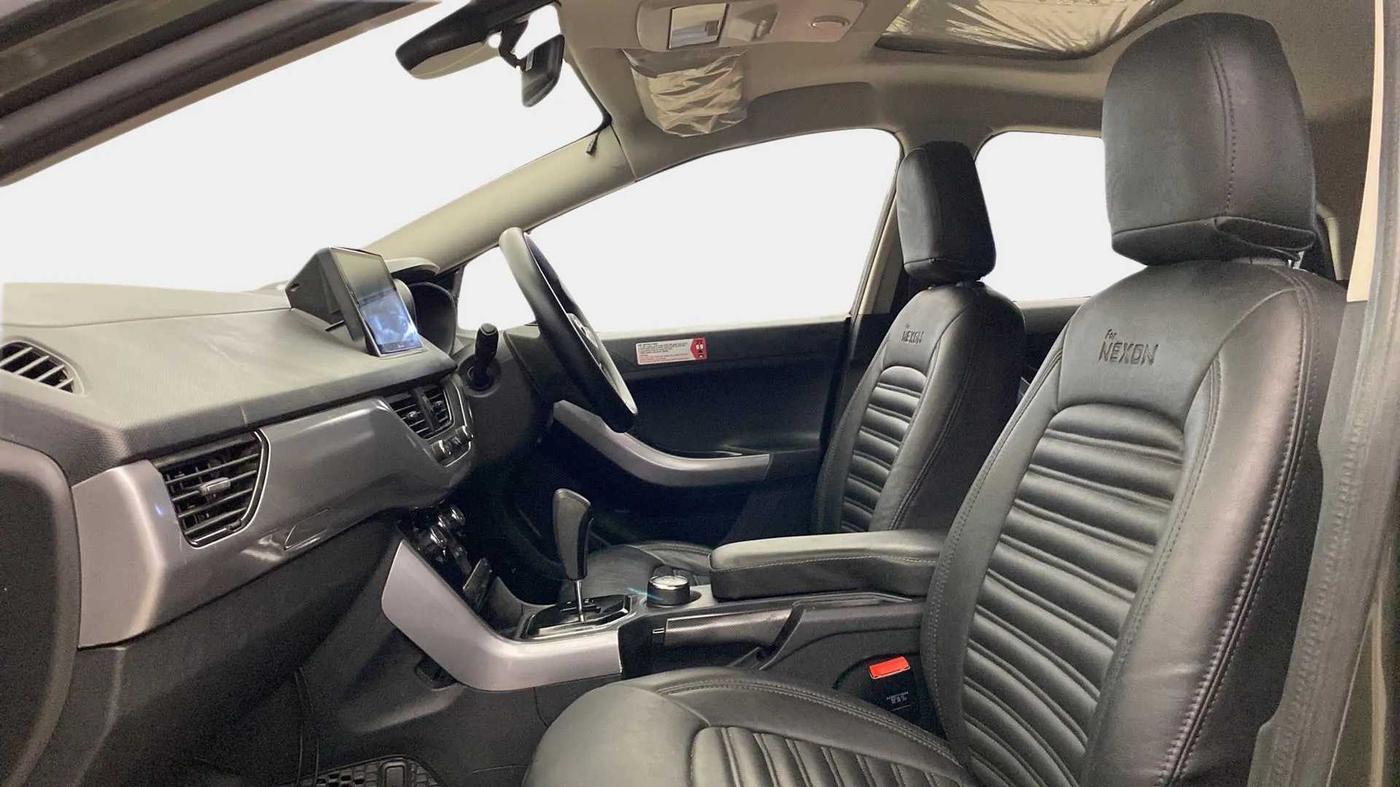 2022 Tata NEXON XMA SUNROOF DIESEL, Diesel, Automatic, 27,974 km, Right Side Front Door Cabin