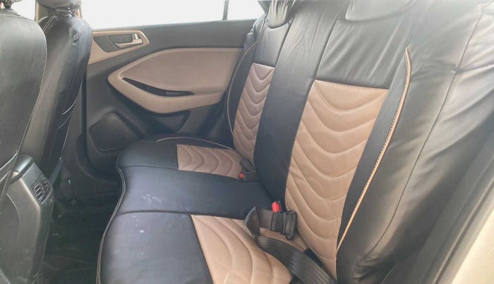 2020 Hyundai Elite i20 MAGNA PLUS 1.2, Petrol, Manual, 28,904 km, Right Side Rear Door Cabin