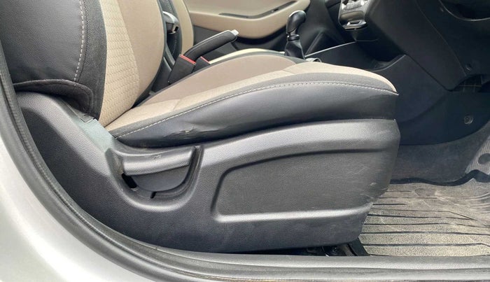 2016 Hyundai Elite i20 MAGNA 1.2, Petrol, Manual, 75,119 km, Driver Side Adjustment Panel