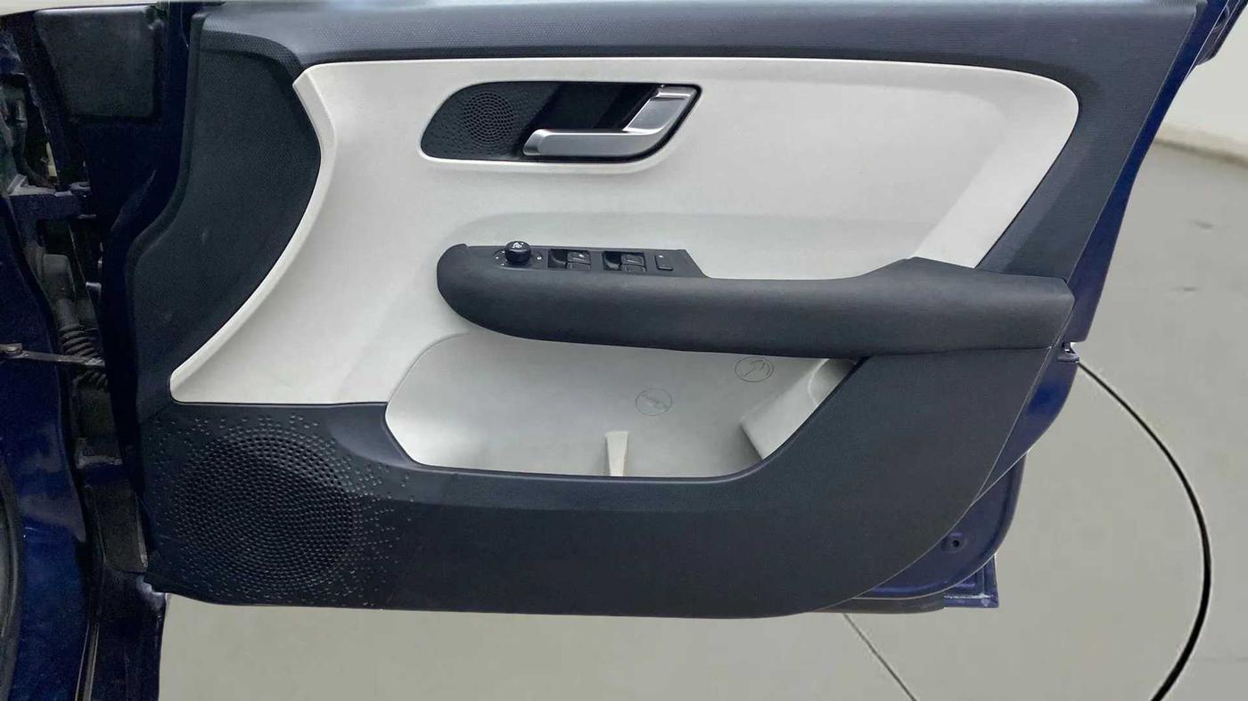 2022 Tata ALTROZ XZA PLUS, Petrol, Automatic, 15,833 km, Driver Side Door Panels Control