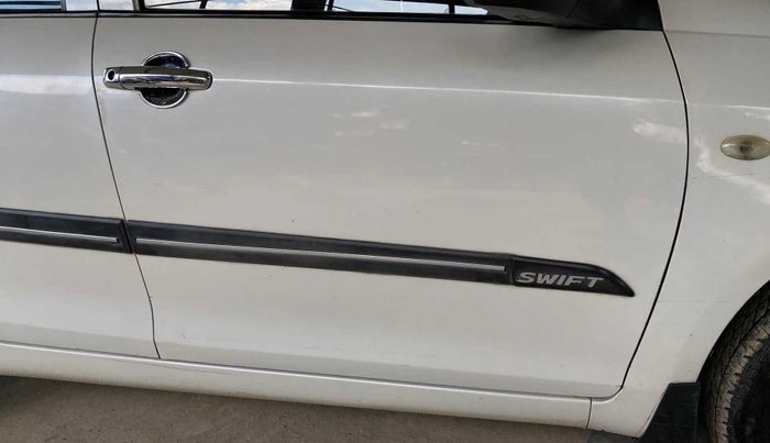 2017 Maruti Swift LXI (O), Petrol, Manual, 1,22,959 km, Driver-side door - Slightly dented