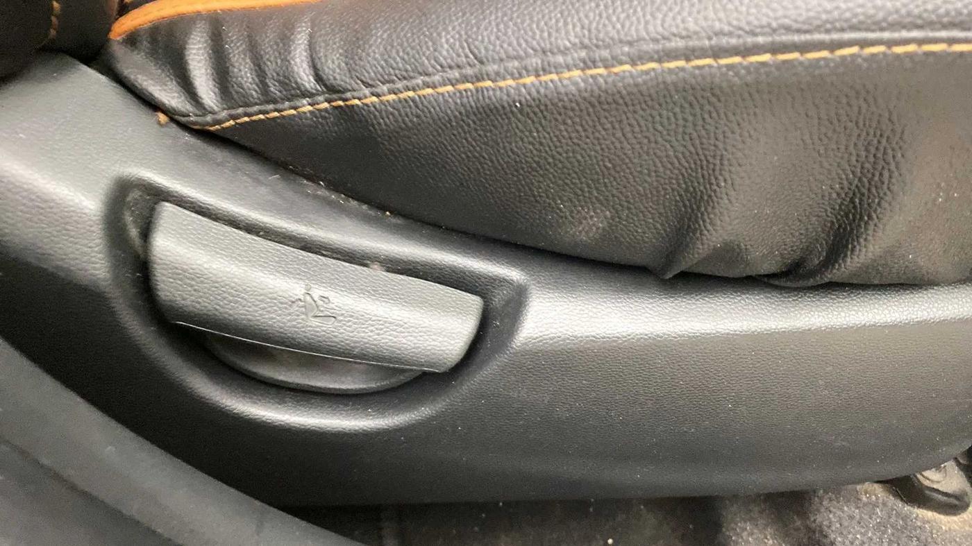 2018 Hyundai Xcent E+, CNG, Manual, 1,03,921 km, Driver Side Adjustment Panel