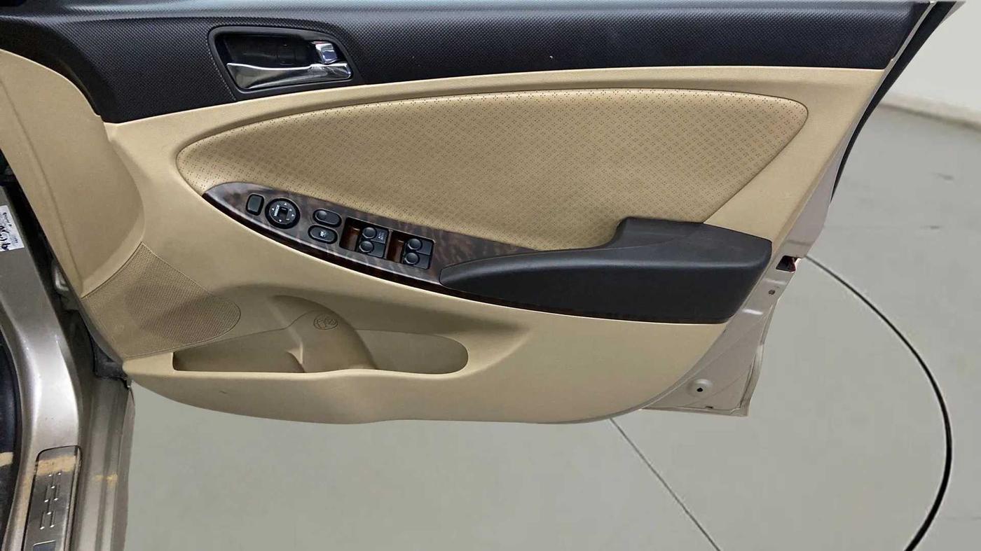 2013 Hyundai Verna FLUIDIC 1.6 VTVT SX OPT, Petrol, Manual, 77,458 km, Driver Side Door Panels Control