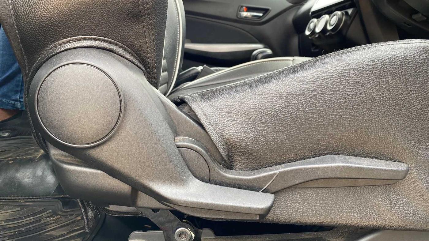 2022 Maruti Swift ZXI PLUS AMT DUAL TONE, Petrol, Automatic, 28,262 km, Driver Side Adjustment Panel