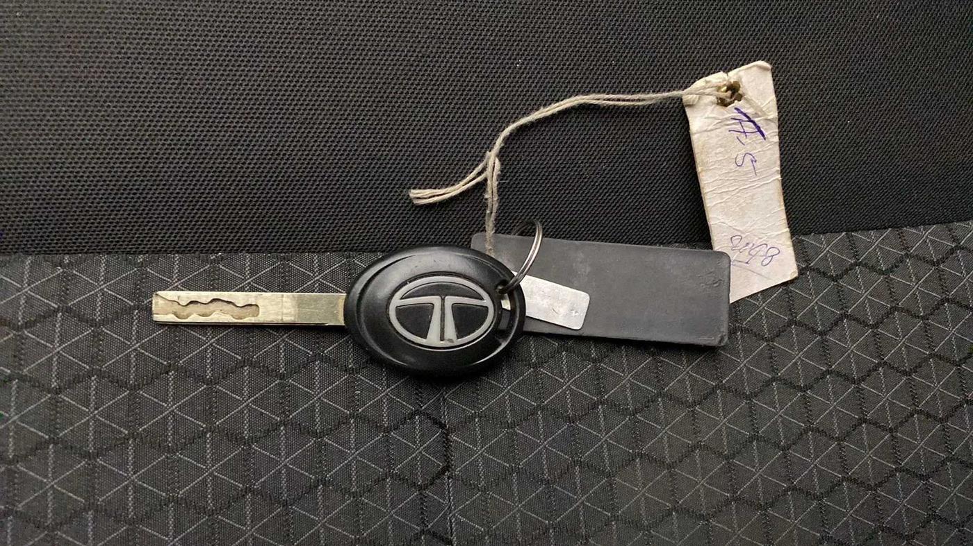 2020 Tata ALTROZ XM PETROL, Petrol, Manual, 16,823 km, Key Close Up