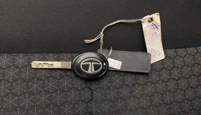 2020 Tata ALTROZ XM PETROL, Petrol, Manual, 16,823 km, Key Close Up