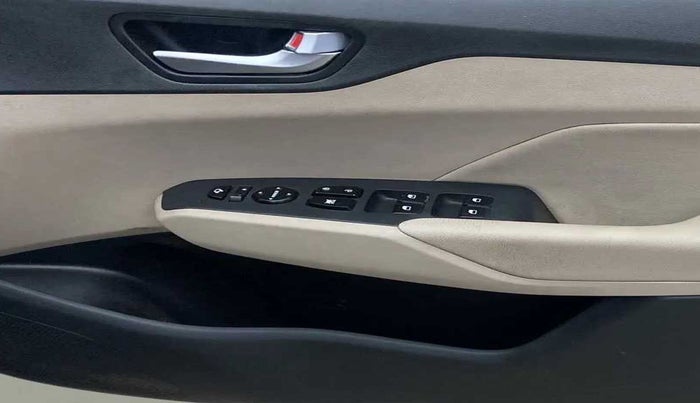 2017 Hyundai Verna 1.6 VTVT SX (O), Petrol, Manual, 45,501 km, Driver Side Door Panels Control