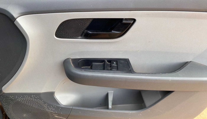 2020 Tata ALTROZ XE PETROL, Petrol, Manual, 49,439 km, Driver Side Door Panels Control