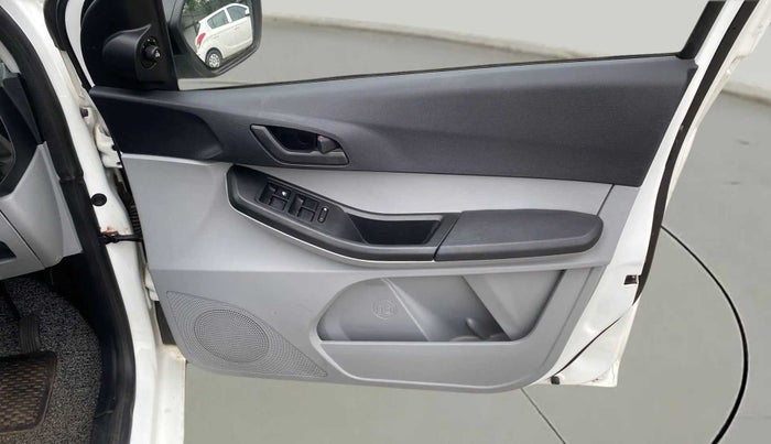 2022 Tata Tiago XT (O) PETROL, Petrol, Manual, 15,962 km, Driver Side Door Panels Control