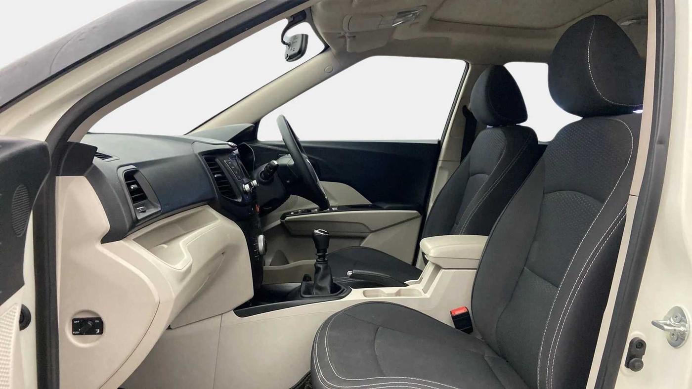 2022 Mahindra XUV300 W6 1.5 DIESEL, Diesel, Manual, 57,845 km, Right Side Front Door Cabin