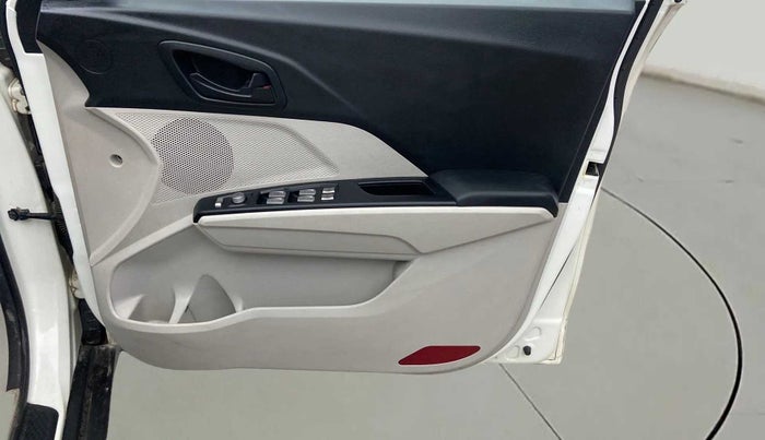 2022 Mahindra XUV300 W6 1.5 DIESEL, Diesel, Manual, 57,845 km, Driver Side Door Panels Control