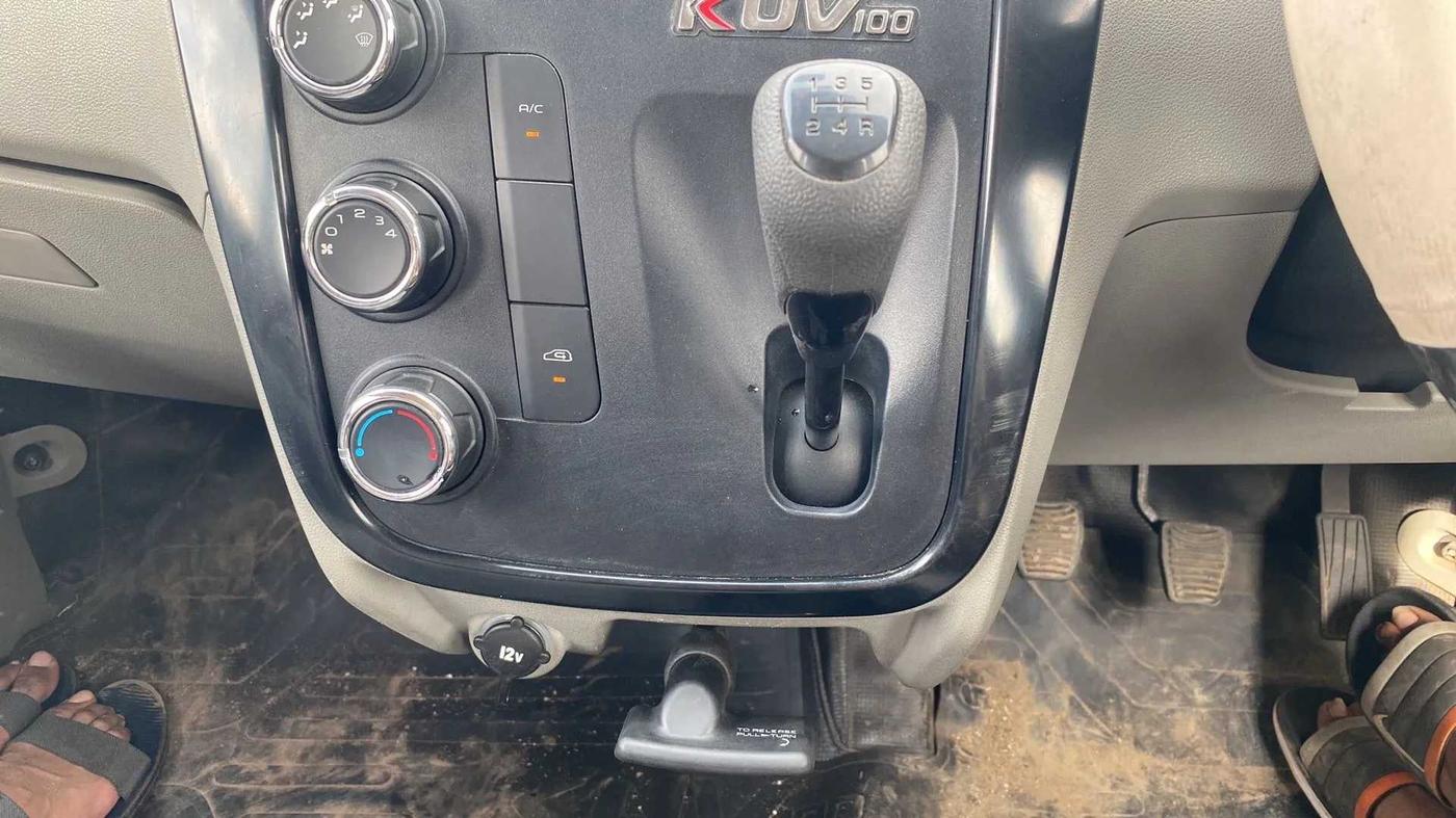 2017 Mahindra Kuv100 K2 6 STR, Petrol, Manual, 16,846 km, Gear Lever