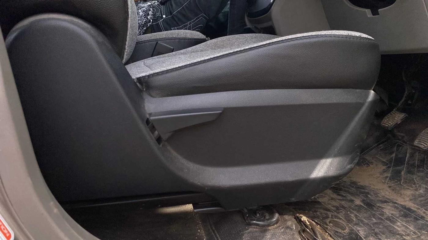 2017 Mahindra Kuv100 K2 6 STR, Petrol, Manual, 16,846 km, Driver Side Adjustment Panel