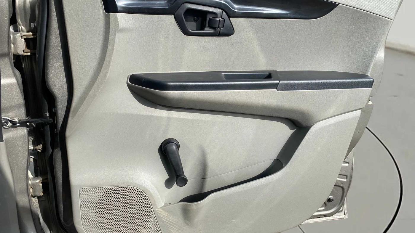 2017 Mahindra Kuv100 K2 6 STR, Petrol, Manual, 16,846 km, Driver Side Door Panels Control