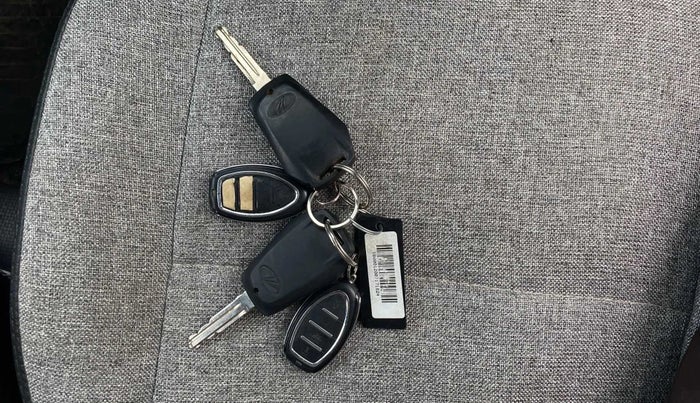 2017 Mahindra Kuv100 K2 6 STR, Petrol, Manual, 16,846 km, Key Close Up