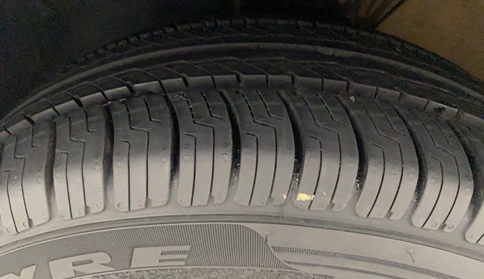 2016 Volkswagen Ameo COMFORTLINE 1.2L, Petrol, Manual, 66,520 km, Left Front Tyre Tread