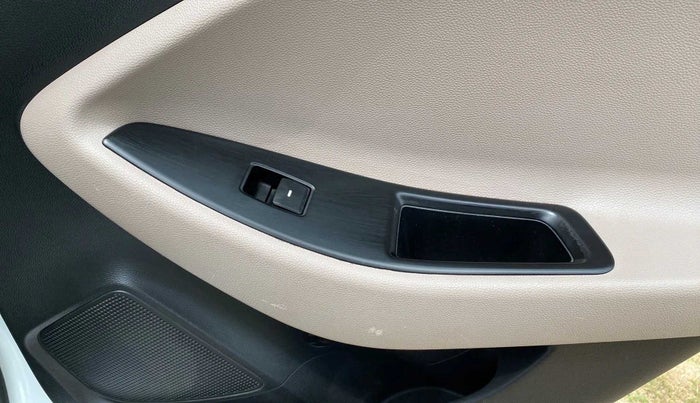 2020 Hyundai Elite i20 ASTA 1.2 (O), Petrol, Manual, 72,656 km, Right rear window switch / handle - Minor damage