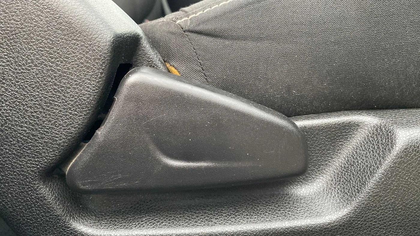 2020 Renault Kwid RXL, Petrol, Manual, 20,208 km, Driver Side Adjustment Panel
